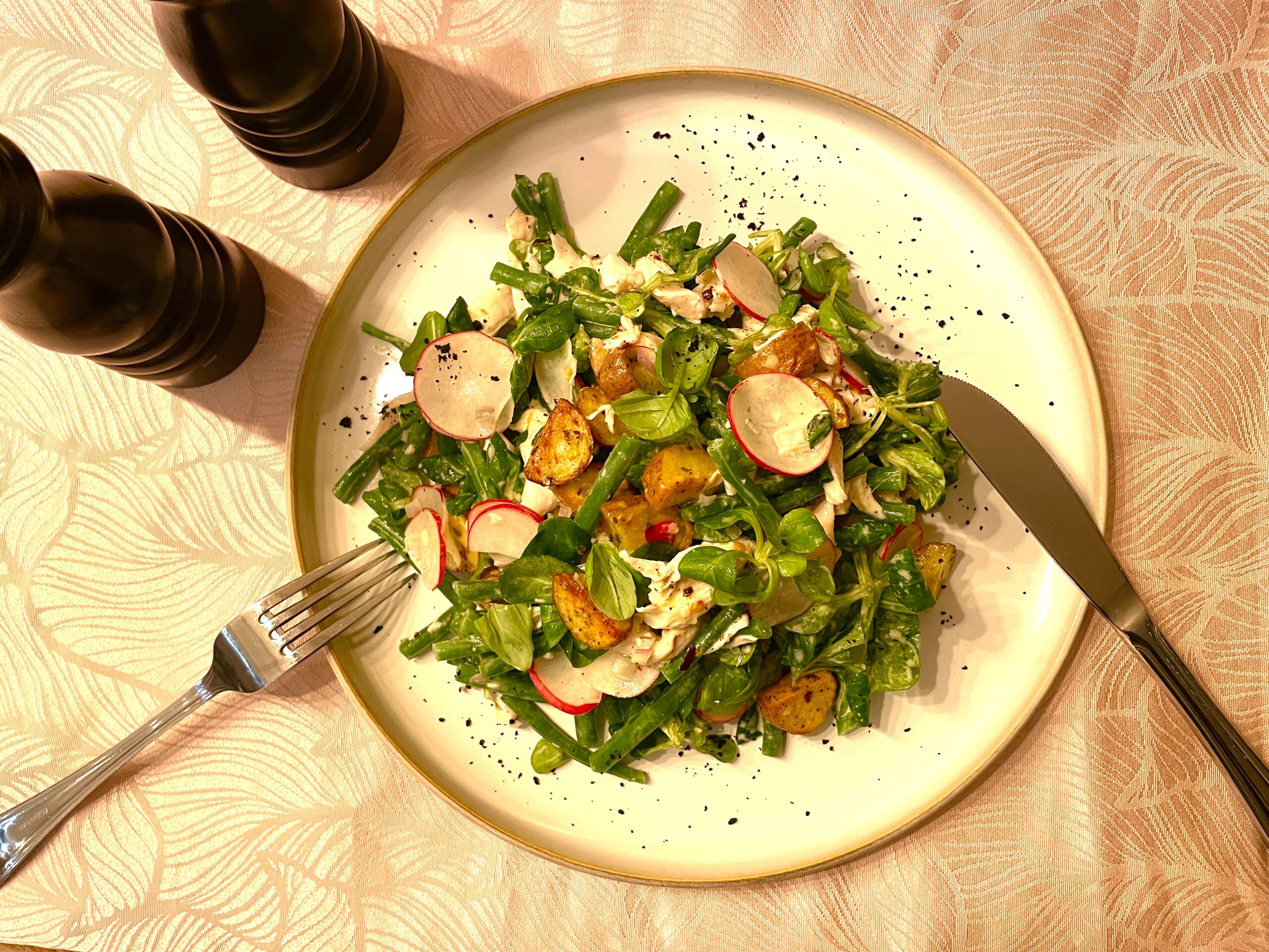 Winter haricot verts salad with picked chicken and radish