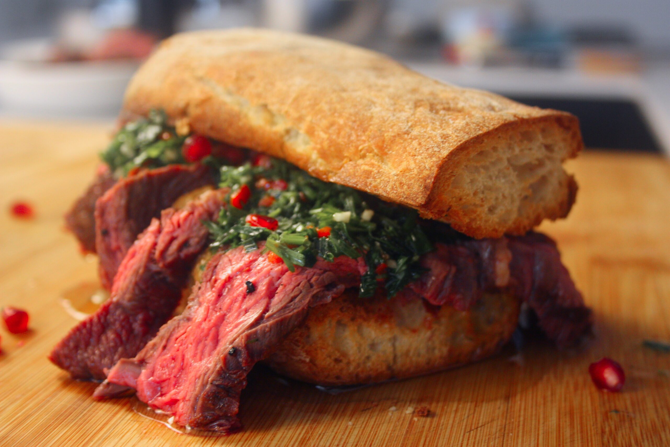 Steak sandwich van flanksteak met chimichurri